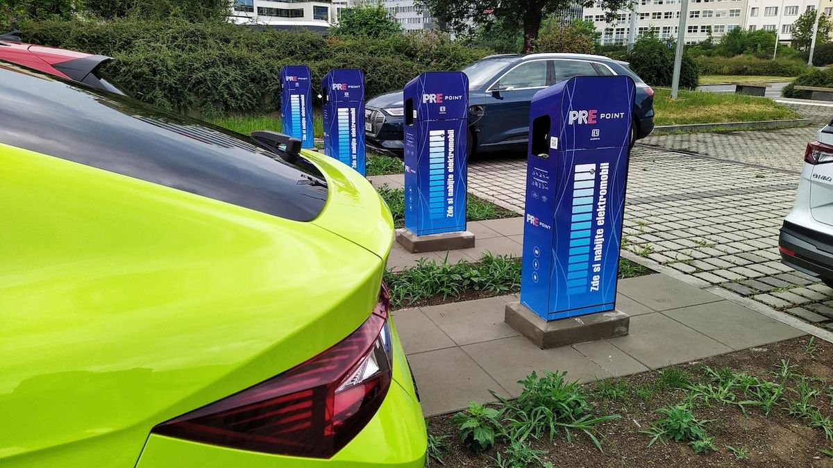 Dobíjecích stanic elektromobilů je v Česku téměř tisíc. Přibývají další